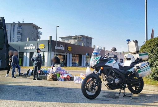 Venaria, scoperta merce sospetta in furgone fermato dalla Polizia Municipale