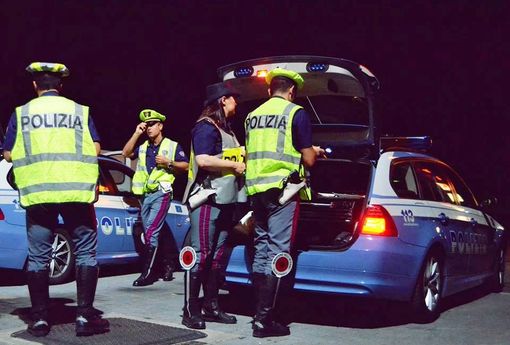 Torino: i controlli della Polizia al concerto del cantante Tiziano Ferro Torino: i controlli della Polizia al concerto del cantante Tiziano Ferro