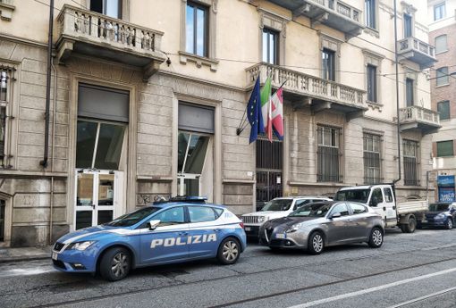 volante della Polizia all'esterno degli uffici Edisu volante della Polizia all'esterno degli uffici Edisu