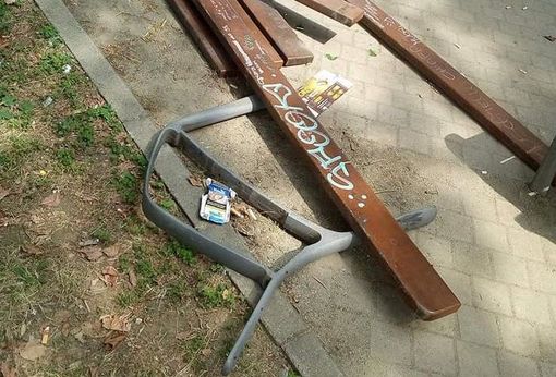 panchina divelta via I maggio