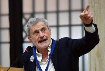 Alemanno lancia Sos da Rebibbia: "Si muore di freddo" Alemanno lancia Sos da Rebibbia: "Si muore di freddo"