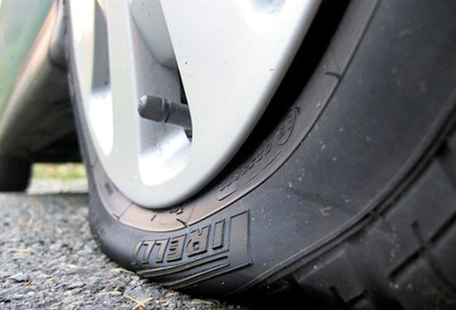 Si aggirano nei parcheggi trafugando pneumatici: arrestata una coppia Si aggirano nei parcheggi trafugando pneumatici: arrestata una coppia