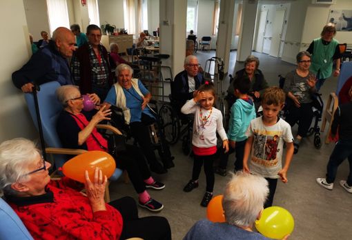 San Mauro Torinese, giochi e scambio di favole tra i nonni e i bimbi dell'asilo