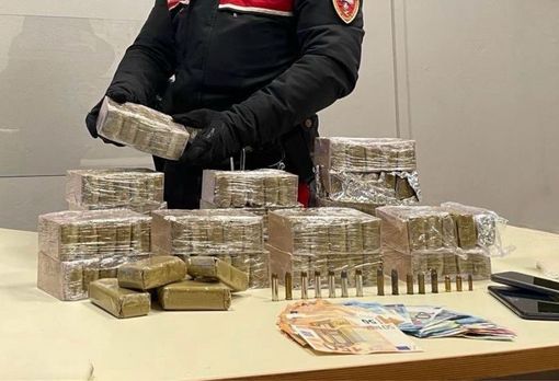 Sui sedili dell'auto noleggiata nascondevano 11 kg di hashish: fermati alla Crocetta Sui sedili dell'auto noleggiata nascondevano 11 kg di hashish: fermati alla Crocetta