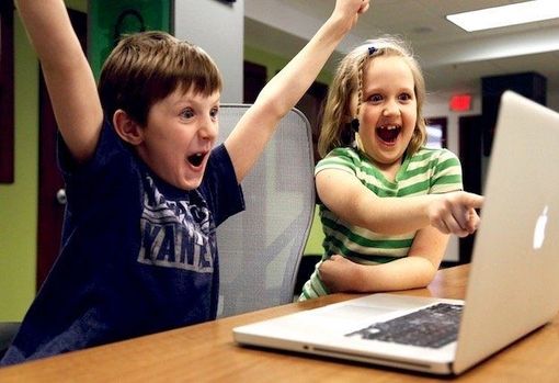 Insidie per i nostri figli a casa collegati ad internet. Ecco come difenderli Insidie per i nostri figli a casa collegati ad internet. Ecco come difenderli