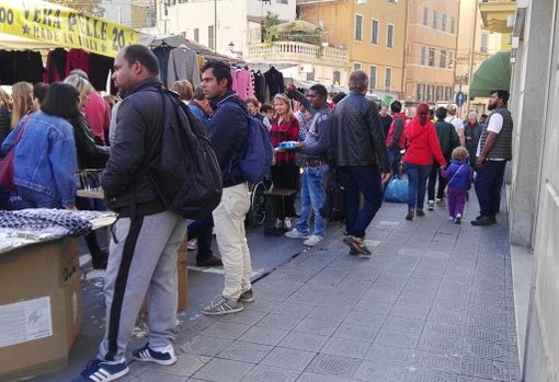 &quot;Appendino lotta alla malasosta automobilistica, ma tollerante con venditori abusivi&quot;
