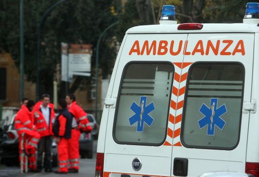 Operaio cade da tre metri d'altezza da un'impalcatura sul tetto e batte la testa: è grave
