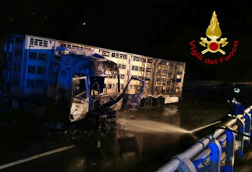 Tir in fiamme lungo l'autostrada: disagi nella notte sulla Torino-Bardonecchia Tir in fiamme lungo l'autostrada: disagi nella notte sulla Torino-Bardonecchia
