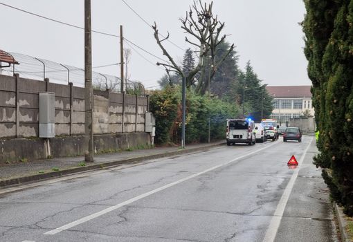 Scontro tra un furgoncino e un’auto a Pinerolo