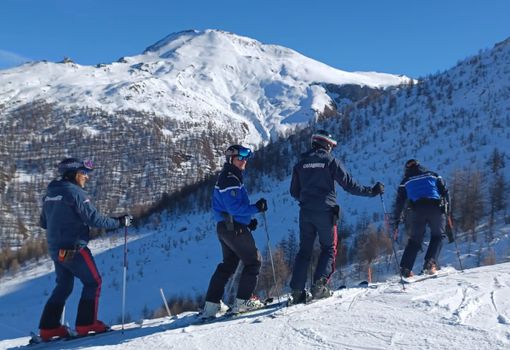 Il pattugliamento di carabinieri e gendarmi a Sestriere Il pattugliamento di carabinieri e gendarmi a Sestriere