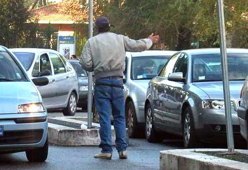 Parcheggiatori abusivi fuori dagli ospedali a Torino: interviene la polizia municipale Parcheggiatori abusivi fuori dagli ospedali a Torino: interviene la polizia municipale