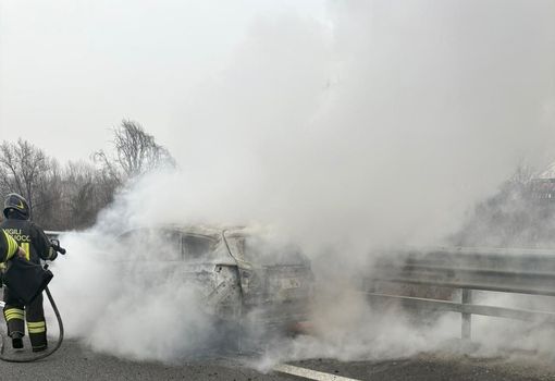 Fortunatamente non si registrano feriti: sul posto pompieri e Polizia Autostradale Fortunatamente non si registrano feriti: sul posto pompieri e Polizia Autostradale