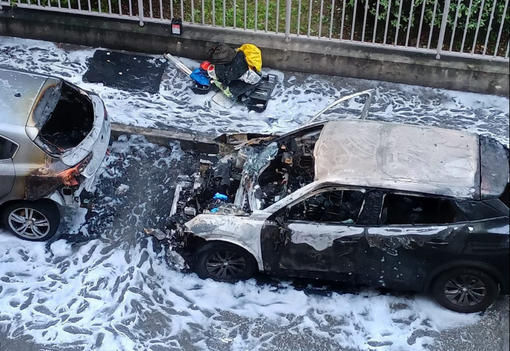 L'auto andata in fiamme in via Carmagnola