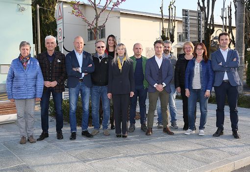 Edda Basso (al centro) con il suo gruppo Noi per Piscina