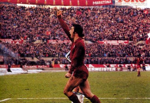 esultanza di Paolo Pulici esultanza di Paolo Pulici