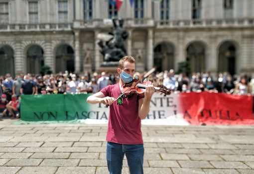 Teatro Regio, in centinaia davanti al Municipio per dire No al commissariamento [FOTO E VIDEO]
