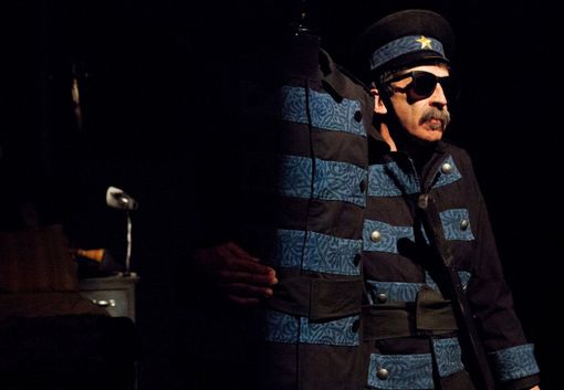 Tra il fiabesco e il fumetto: Roberto Abbiati mette in scena il "processo di Kafka"