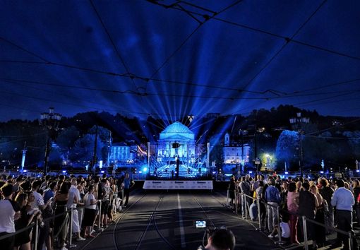 Migliaia in piazza Vittorio a Torino per lo show dei droni: inizia la festa di San Giovanni (FOTO)