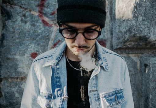 Freccia, pseudonimo di Nicola Bueti, è un cantautore torinese cresciuto a Mirafiori