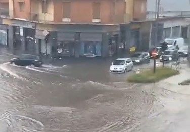 Il maltempo torna ad abbattersi sul Torinese: strade trasformate in fiumi