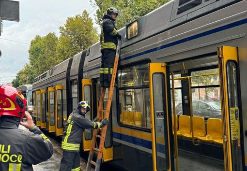 Un fulmine si scarica vicino a un tram 13 carico di passeggeri: paura a bordo