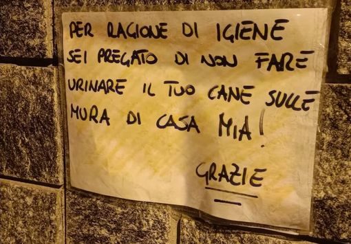 Nichelino, spuntano cartelli contro i padroni incivili degli amici a quattro zampe Nichelino, spuntano cartelli contro i padroni incivili degli amici a quattro zampe