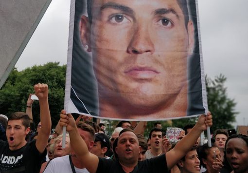 "O Ronaldo portaci la Champions": tifosi in delirio per CR7. Alle 13 terminate le visite mediche (FOTO e VIDEO) "O Ronaldo portaci la Champions": tifosi in delirio per CR7. Alle 13 terminate le visite mediche (FOTO e VIDEO)