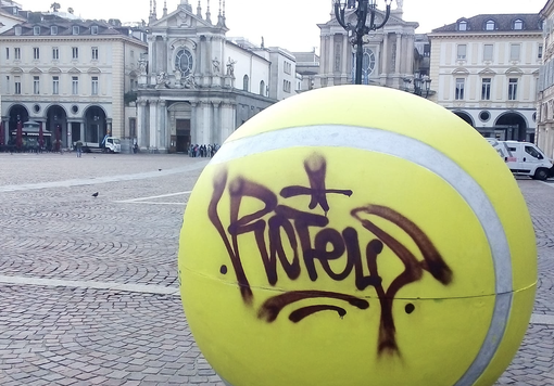 Pallina da tennis deturpata - Foto di Maurizio Alberti (Facebook)