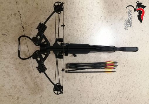 In auto nascondeva una balestra e 8 dardi con punta metallica appuntita: fermato un ventenne