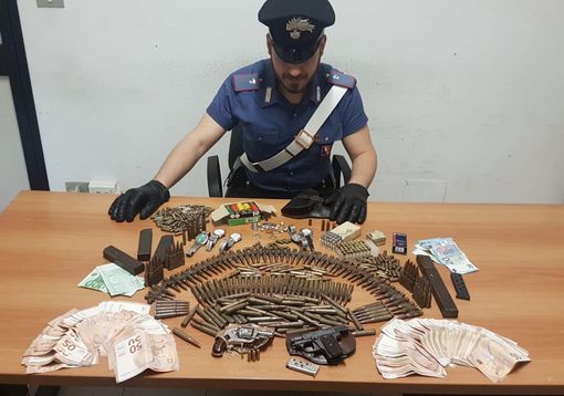 Teneva in casa un arsenale di armi e munizioni illegali: arrestato un 83enne di Gassino Teneva in casa un arsenale di armi e munizioni illegali: arrestato un 83enne di Gassino
