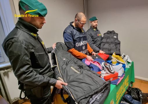 la gdf sequestra capi d'abbigliamento falsi