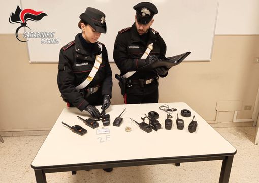 carabinieri con oggetti sequestrati carabinieri con oggetti sequestrati