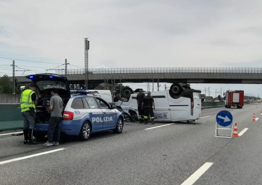 Si ribalta sulla Torino - Milano: soccorsi in corso all'uscita di Settimo. Traffico bloccato Si ribalta sulla Torino - Milano: soccorsi in corso all'uscita di Settimo. Traffico bloccato