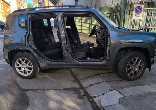 Rubano le portiere e il cofano a una Jeep Renegade Rubano le portiere e il cofano a una Jeep Renegade