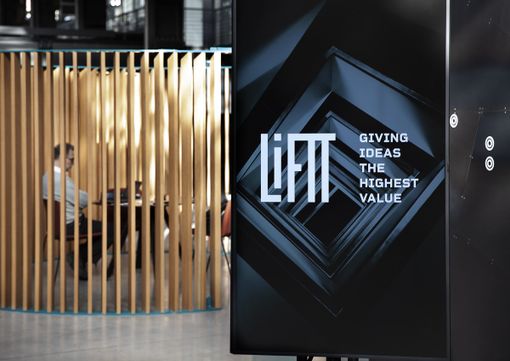 persona che lavora alla scrivania