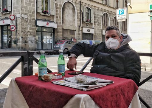 Ammanettato al dehor della caffetteria