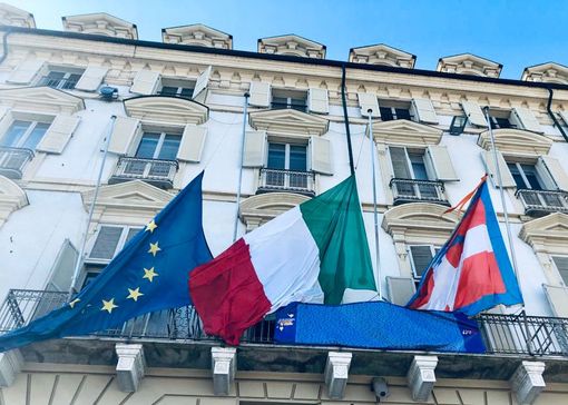 Bandiere a mezz'asta