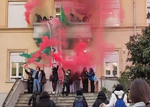 Il Liceo Einstein denuncia gli occupanti: "Gruppo minoritario e violento" Il Liceo Einstein denuncia gli occupanti: "Gruppo minoritario e violento"