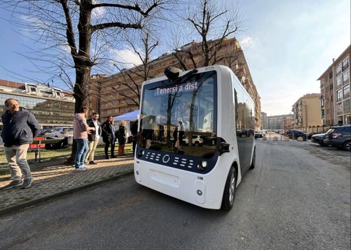 Per le strade di Torino la navetta senza autista. Per fine 2025 caricherà anche passeggeri