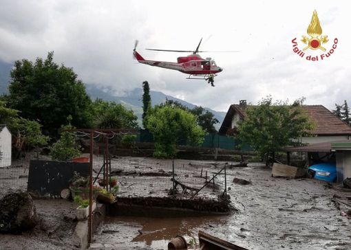 Immagini dei Vigili del Fuoco e tratte dalla pagina Facebook del Coordinamento Provinciale Attività Emergenza della Croce Rossa Immagini dei Vigili del Fuoco e tratte dalla pagina Facebook del Coordinamento Provinciale Attività Emergenza della Croce Rossa