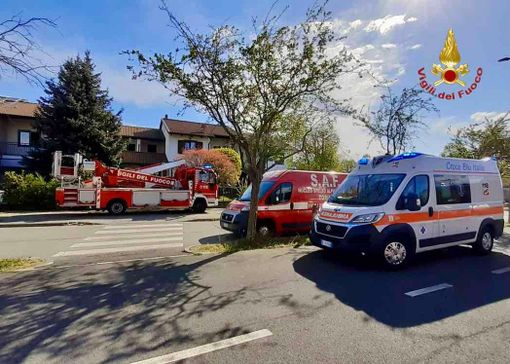 Ivrea, i vigili del fuoco soccorrono una paziente a casa portandola fuori con un sistema di funi con barella