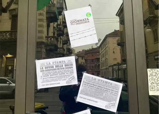 Giorno della Memoria, la sede di Europa Verde tappezzata di copie di quotidiani dell'epoca