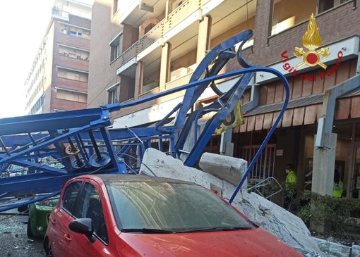 Una gru è crollata per cause da accertare in via Genova Una gru è crollata per cause da accertare in via Genova