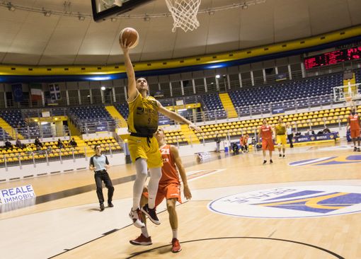 giocatori della Reale Mutua Basket in azione