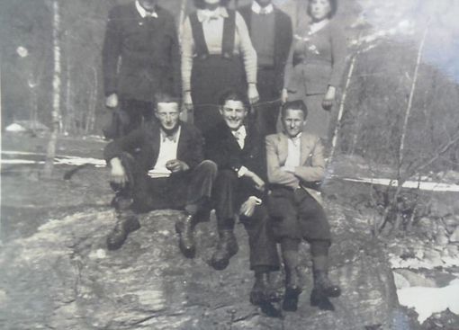 Paul Garnier, in basso a sinistra, con amici