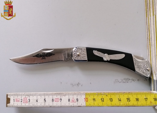 Folle violenza sul bus 2: coppia aggredisce autista Gtt e passeggeri con pietre e un coltello Folle violenza sul bus 2: coppia aggredisce autista Gtt e passeggeri con pietre e un coltello