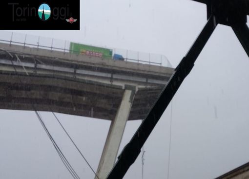 Crolla ponte a Genova, una coppia di Pinerolo l’ha attraversato pochi minuti prima: "C’era molto traffico, tanti camion fermi incolonnati" (VIDEO) Crolla ponte a Genova, una coppia di Pinerolo l’ha attraversato pochi minuti prima: "C’era molto traffico, tanti camion fermi incolonnati" (VIDEO)