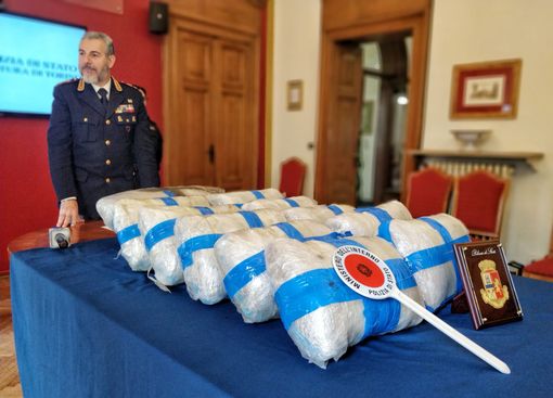 Nel bagaglio dell'auto presa a noleggio con 26 chili di marijuana: arrestato 30enne Nel bagaglio dell'auto presa a noleggio con 26 chili di marijuana: arrestato 30enne