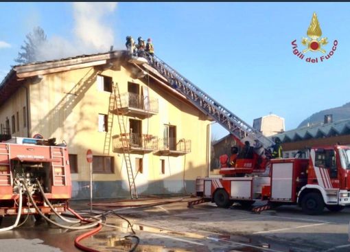 Tetto in fiamme a Bardonecchia, intervengono i vigili del fuoco Tetto in fiamme a Bardonecchia, intervengono i vigili del fuoco