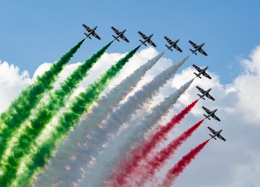Torino con il naso all'insù: lunedì pomeriggio passano le Frecce Tricolori sopra la città per dare slancio alla ripartenza Torino con il naso all'insù: lunedì pomeriggio passano le Frecce Tricolori sopra la città per dare slancio alla ripartenza